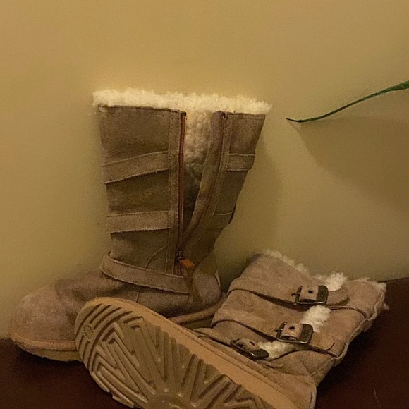 Ugg for girl, size 3. Good condition. Perfect for winter - Picture 1 of 4
